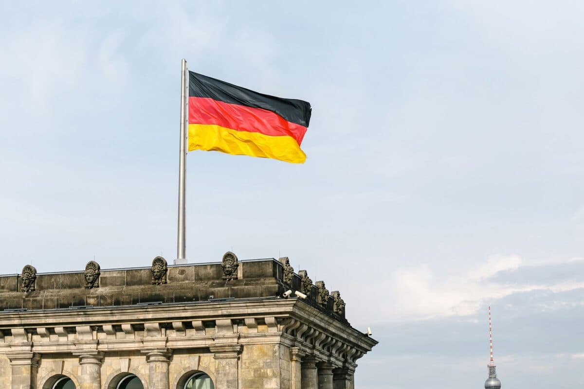 German Chancellor Olaf Scholz Loses No-Confidence Vote, Leading to Early Elections