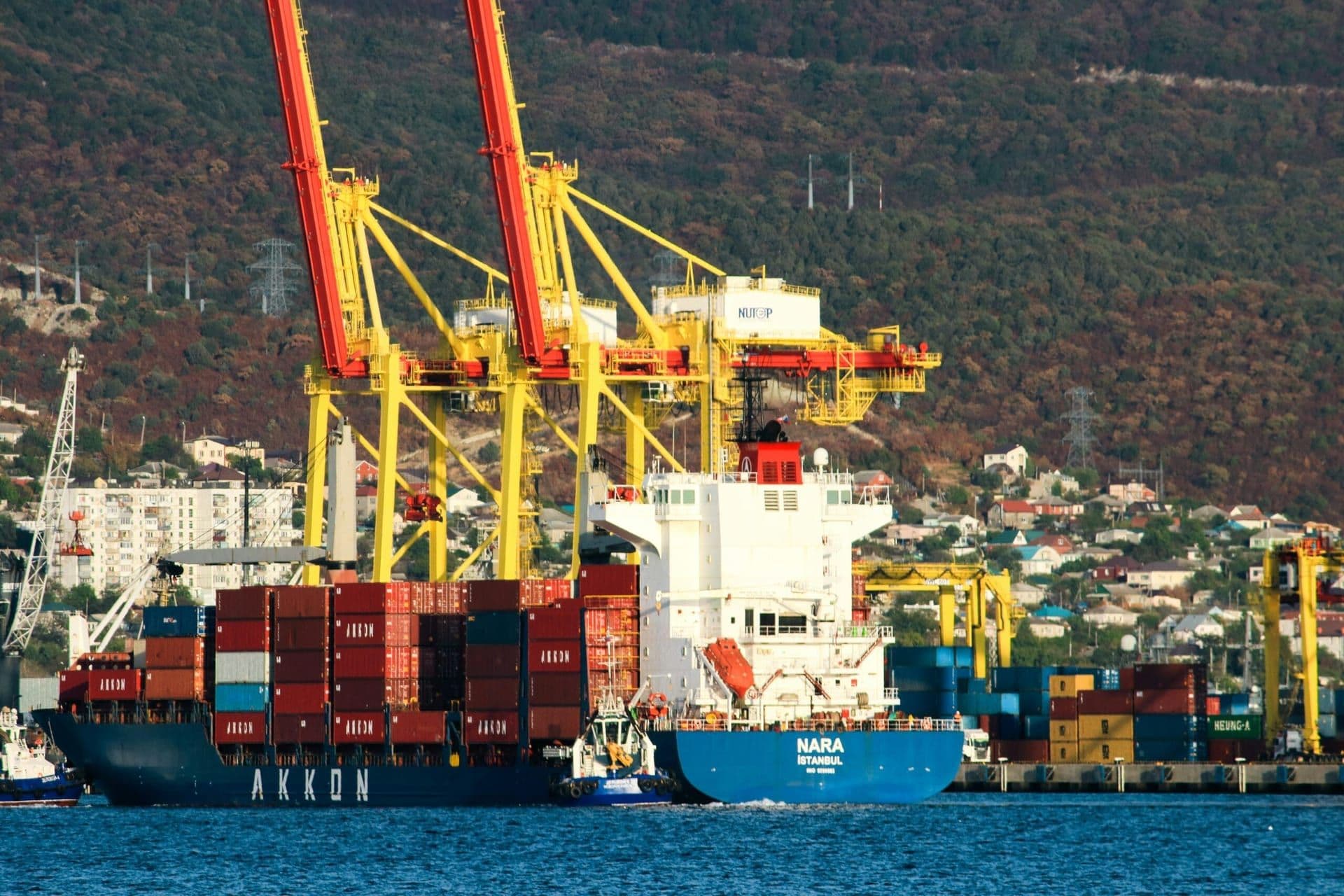 UK Private Sector Confronts Rising Costs and Trade Uncertainty Amidst Economic Challenges